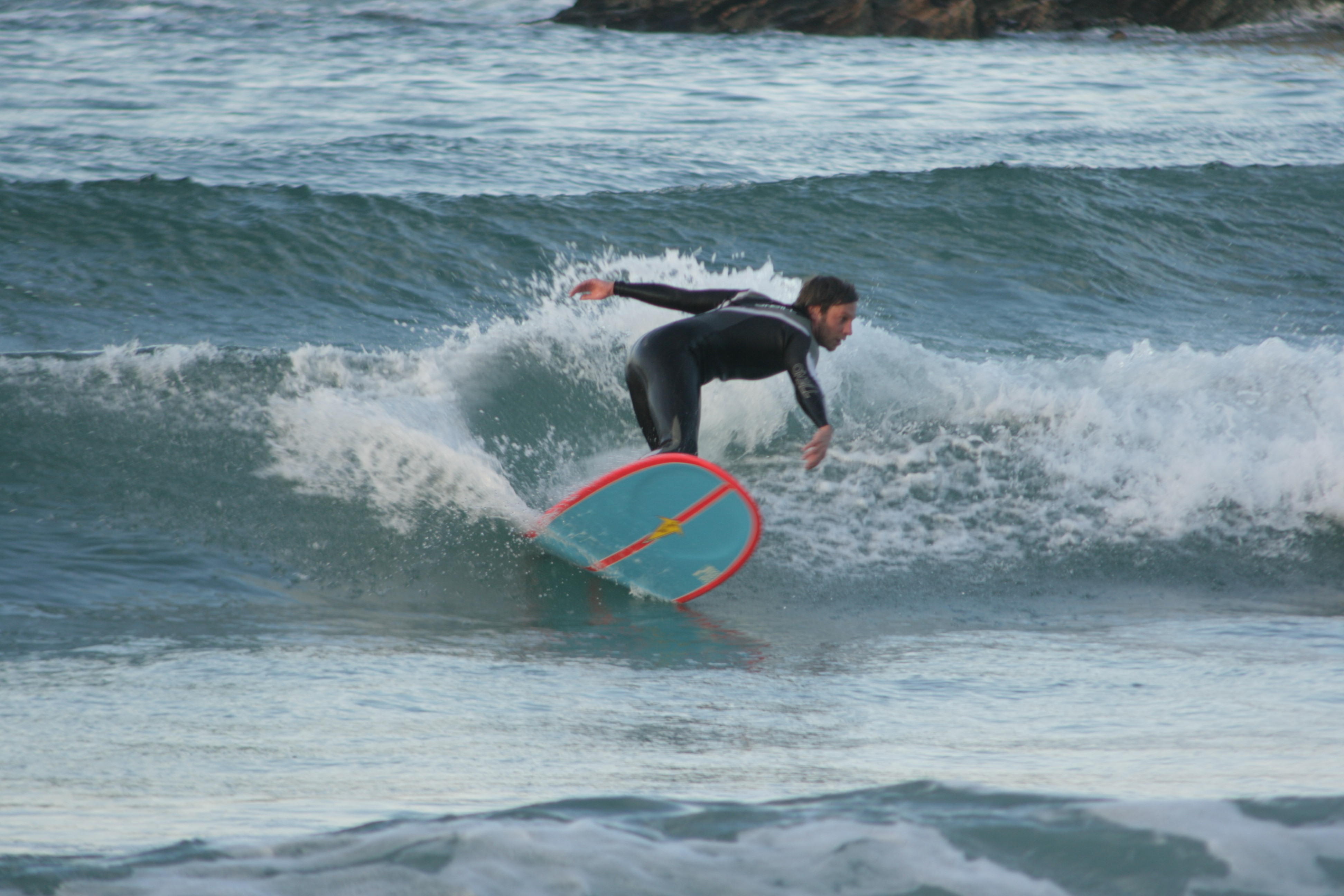 Jonatan Ruíz, surf en la playa de Gijón